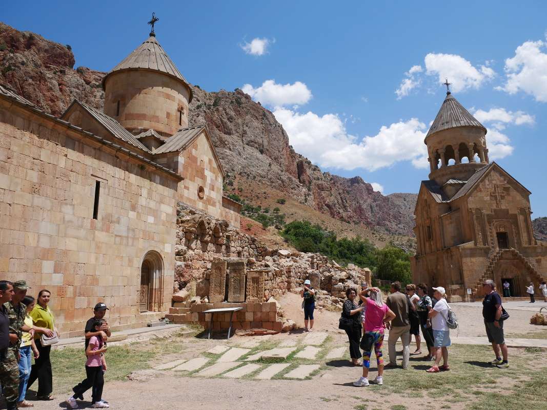 Noravank - vľavo Surb Karapet, vpravo Surb Astvatsatsin