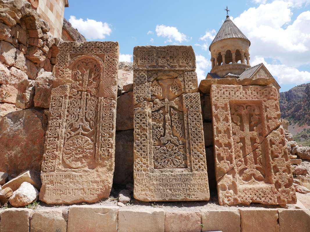 Noravank - kostol Surb Karapet kríže pred kostolom