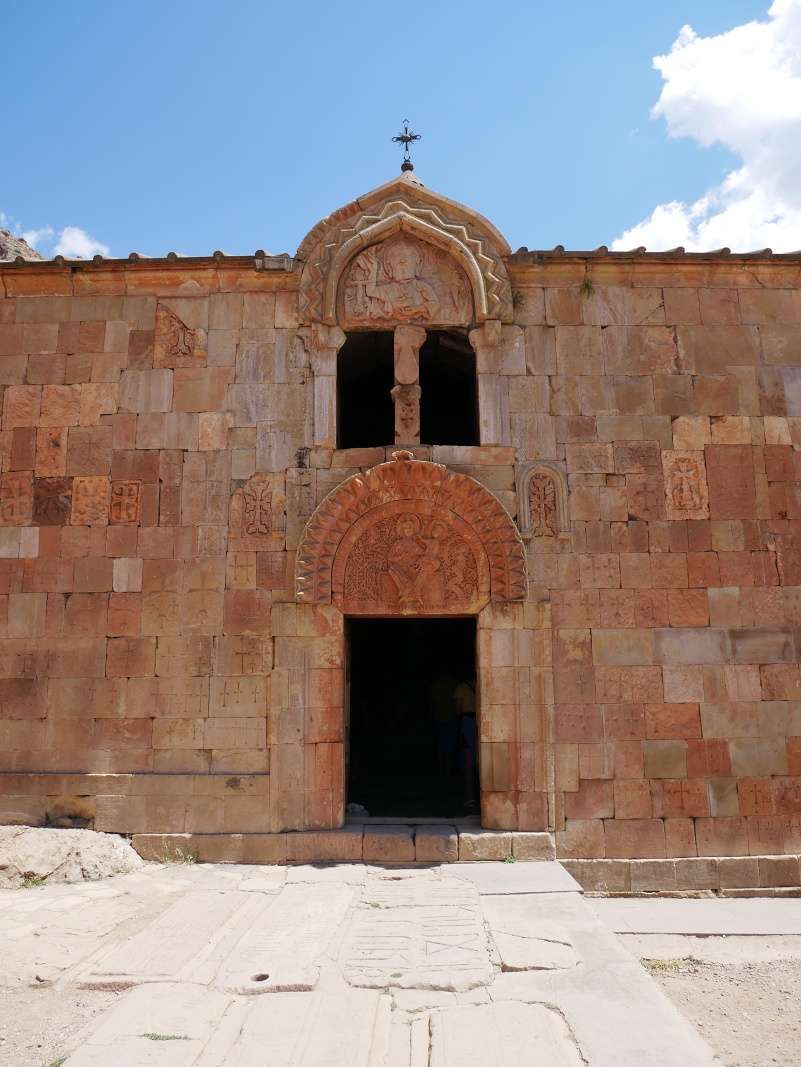 Noravank - kostol Surb Karapet, vstup