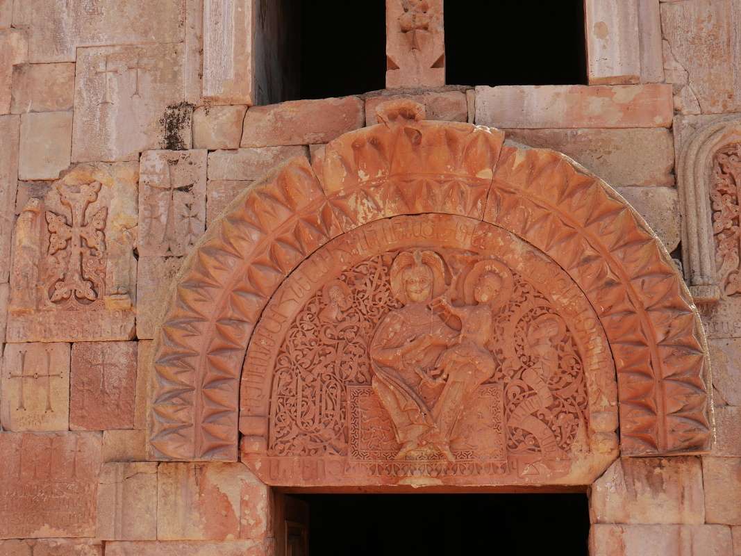 Noravank - kostol Surb Karapet, Panna Mária sediaca na koberčeku s Dieťaťom