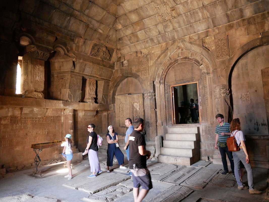 Noravank - kostol Surb Karapet, predsieň s náhrobkami