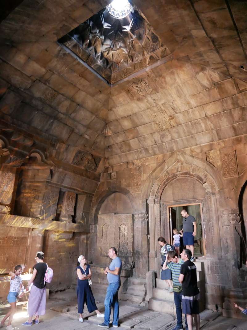 Noravank - kostol Surb Karapet, predsieň s náhrobkami