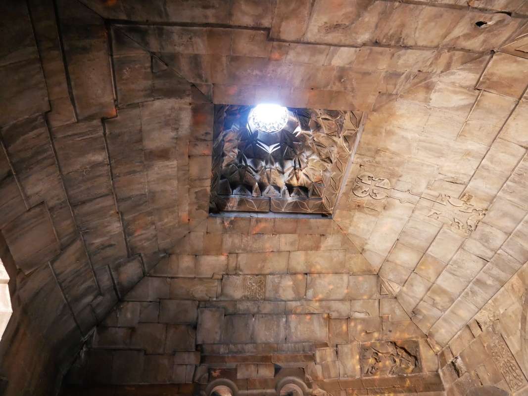 Noravank - kostol Surb Karapet, predsieň s náhrobkami