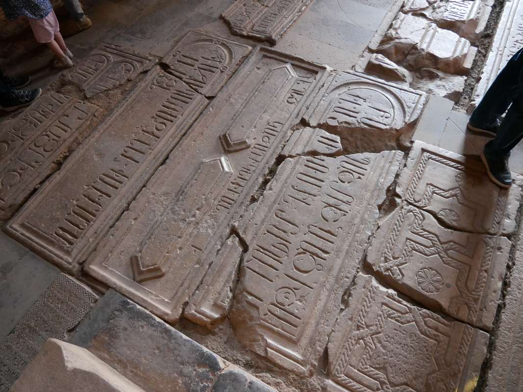 Noravank - kostol Surb Karapet, predsieň s náhrobkami