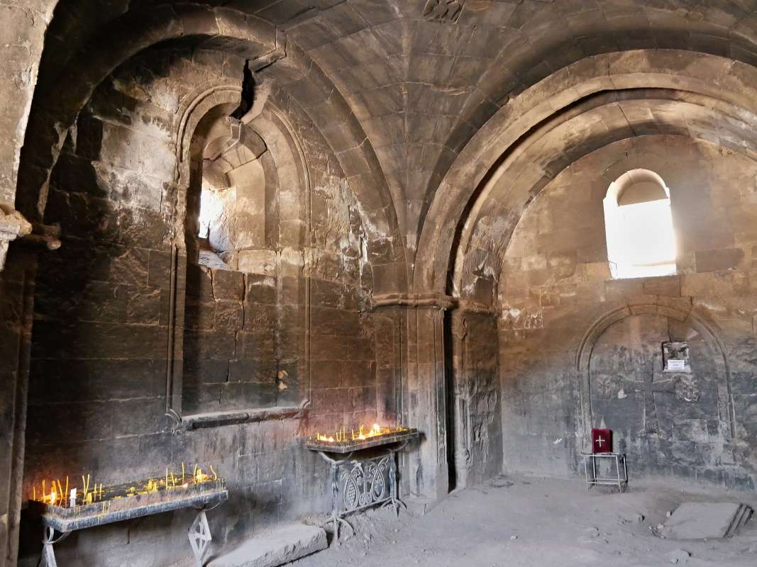 Noravank - kostol Surb Astvatsatsin, dolná pohrebná komora
