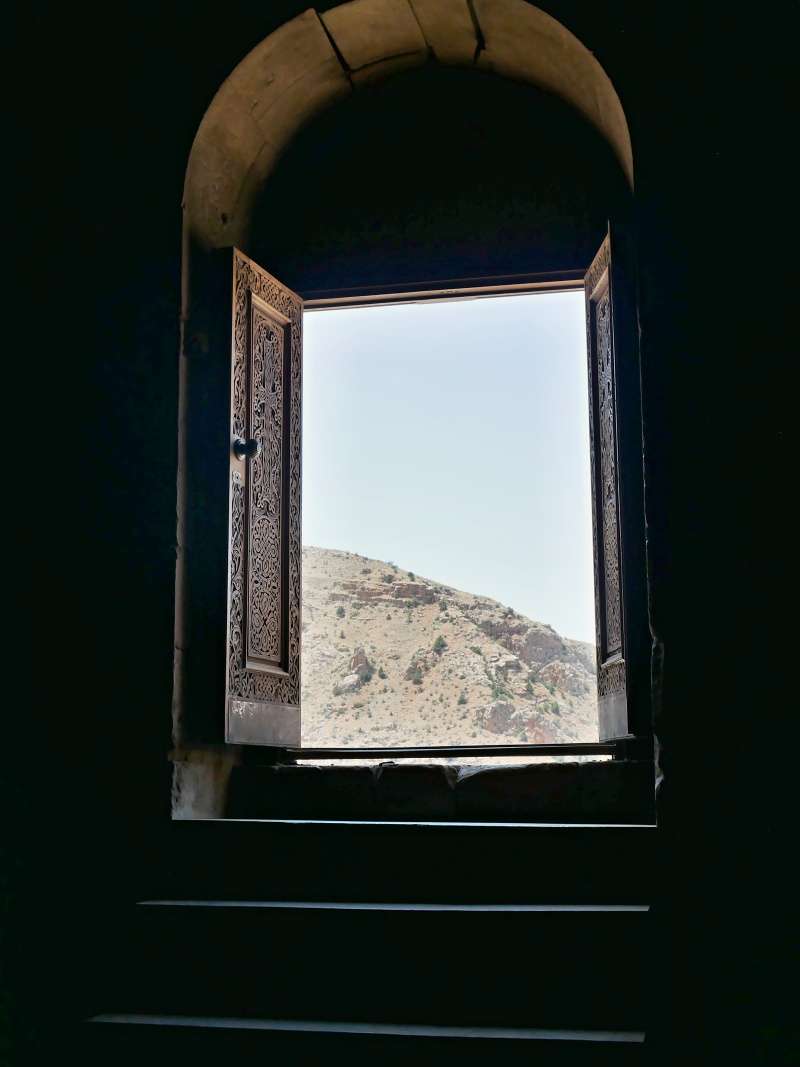 Noravank - kostol Surb Astvatsatsin, dolná pohrebná komora, výhľad ...