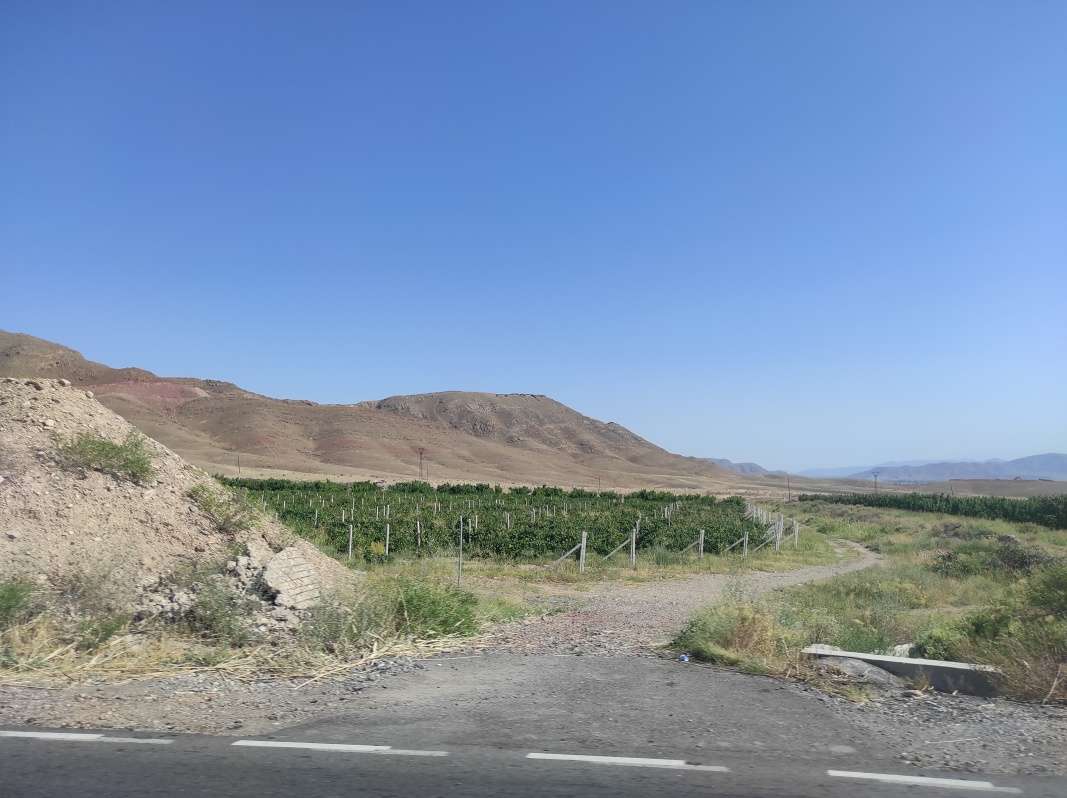 Násypy a priechody medzi nimi smerom k azerbajdžanskej enkláve - Nachičevanu - na kopcococh vidno vojenské obranné pevnosti