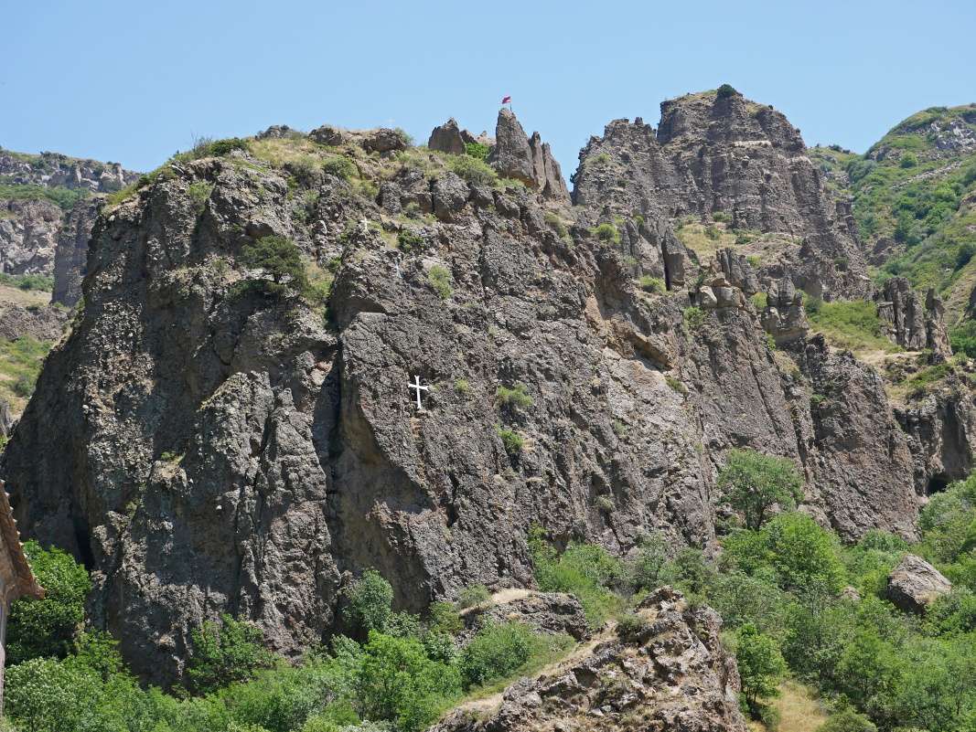 Geghard - kríže nad kláštorom