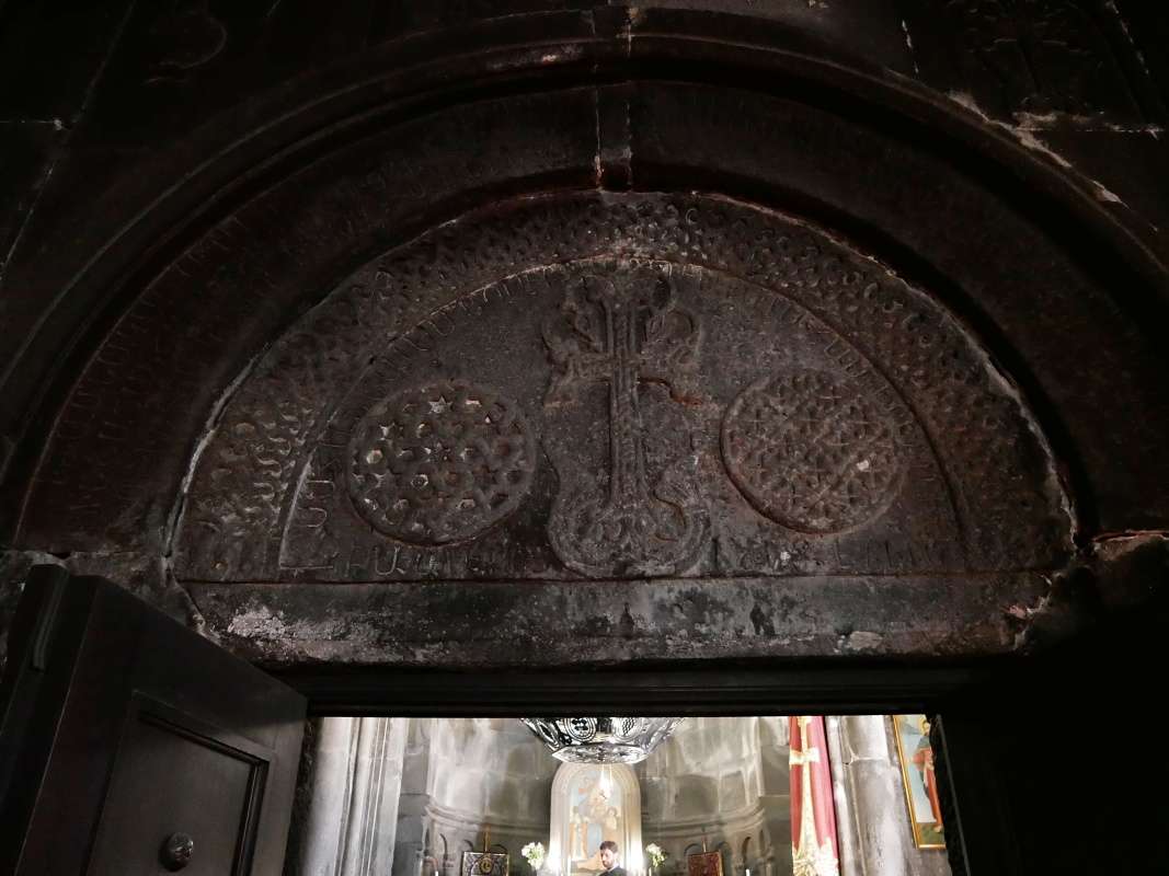 Geghard - prechod z gavitu do Hlavného kostol Katoghike, r.1215