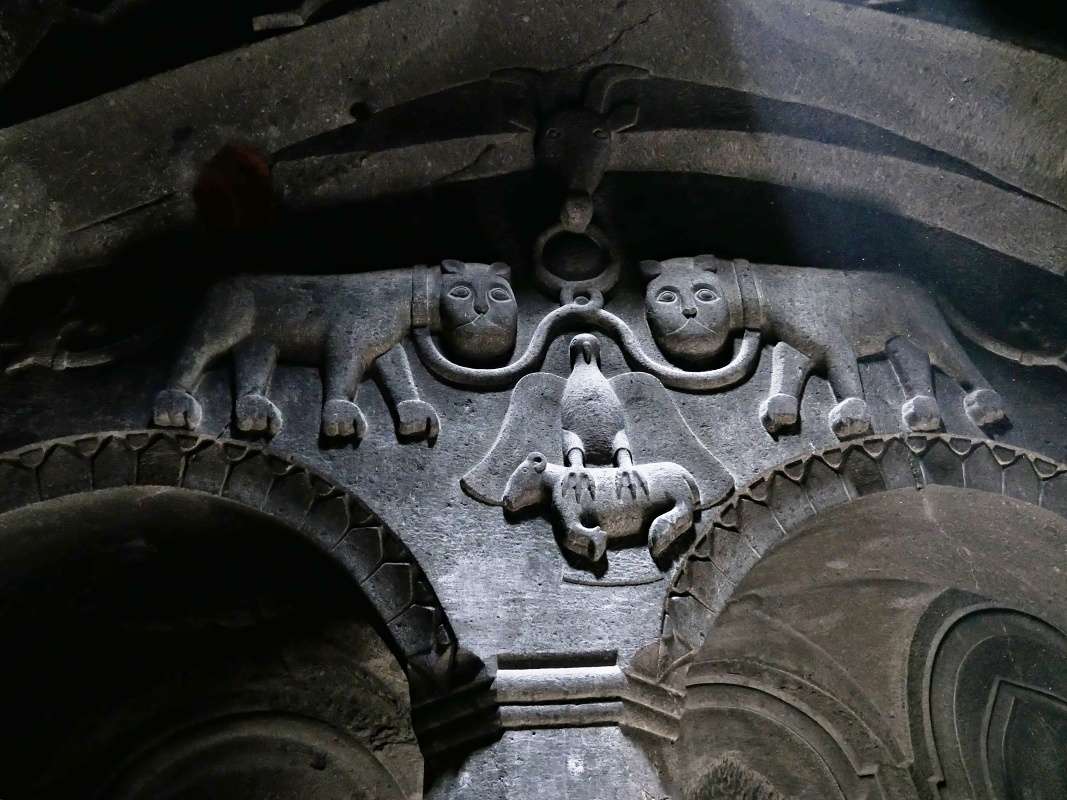Geghard - Hlavný žamatun - Hrobka princa Prosha Khaghbakiana, r.1283