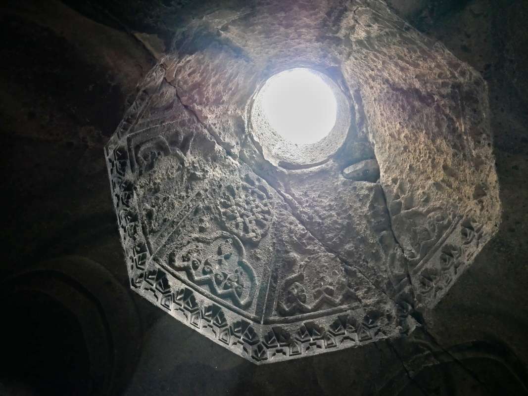 Geghard - Hlavný žamatun - Hrobka princa Prosha Khaghbakiana, r.1283
