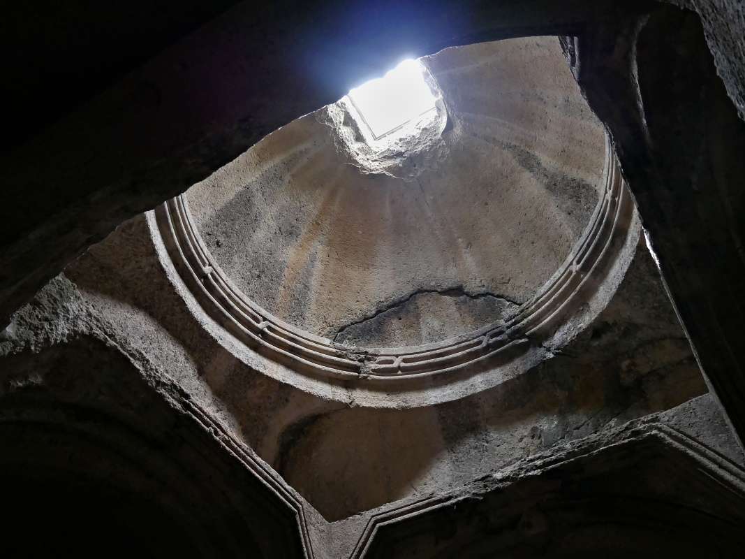 Geghard - Horný žamatun - hrobka Papaka Proshyana, r. 1288