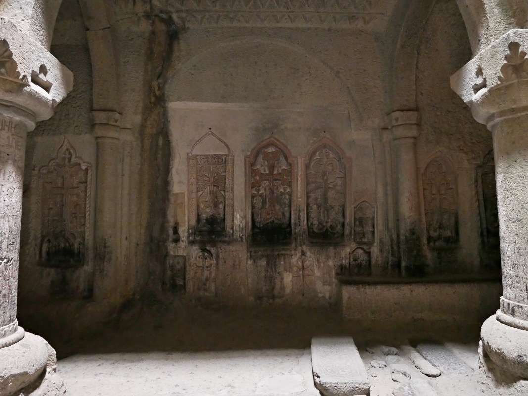 Geghard - Horný žamatun - hrobka Papaka Proshyana, r. 1288