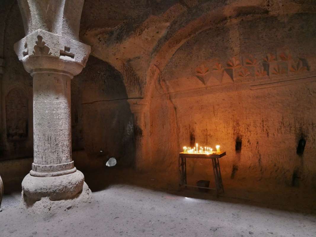 Geghard - Horný žamatun - hrobka Papaka Proshyana, r. 1288