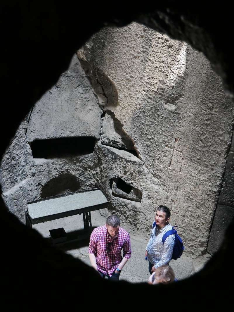 Geghard - Horný žamatun - hrobka Papaka Proshyana, otvor do hrobky Proshyan r. 1288