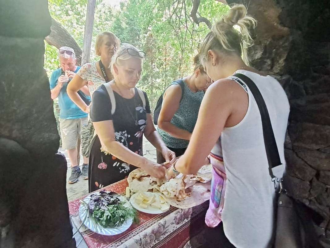 Lavaš sa jedáva s bylinkami a maslom alebo syrom
