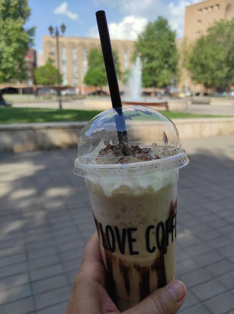 Latté s mojim menom v arménčine (ale ja blbá som to vyfotila zle :) )