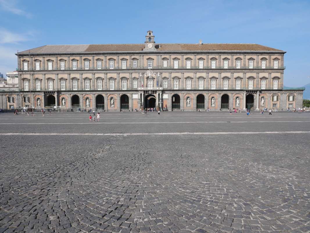Kráľovský palác v Neapole (Palazzo Reale di Napoli) - vstup z Piazza del Plebiscito