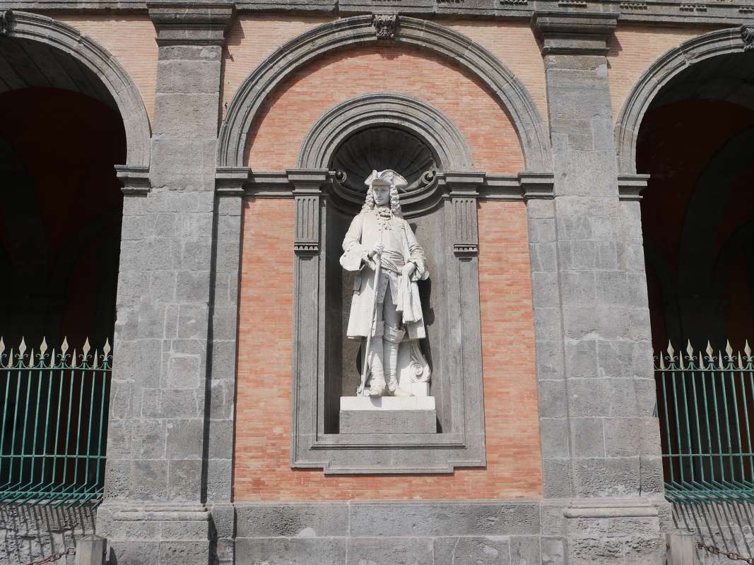 Kráľovský palác v Neapole (Palazzo Reale di Napoli) - priečelie vyzdobené sochami kráľov