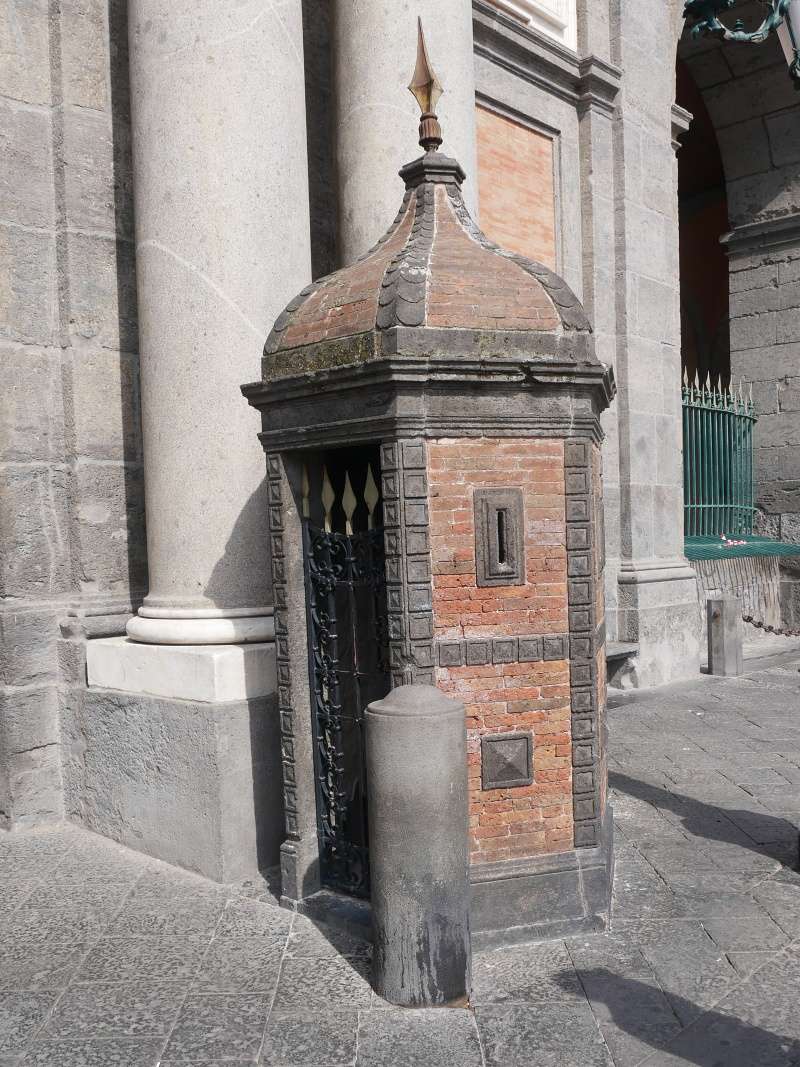 Kráľovský palác v Neapole (Palazzo Reale di Napoli) - strážna búdka