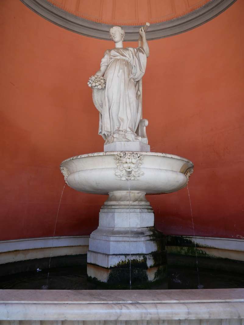 Kráľovský palác v Neapole (Palazzo Reale di Napoli) - nádvorie