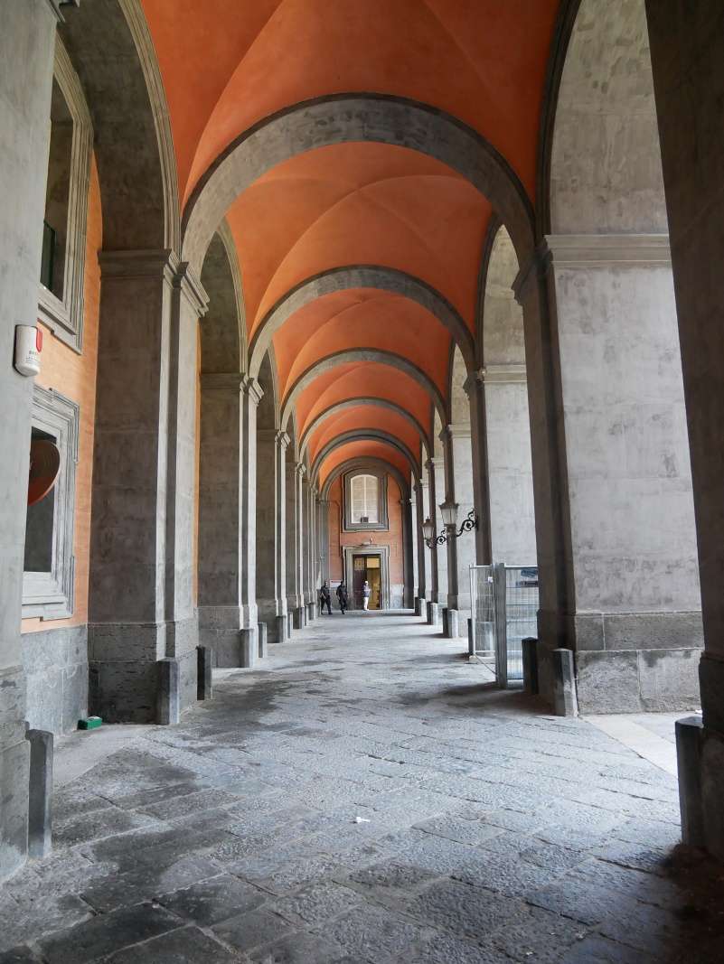 Kráľovský palác v Neapole (Palazzo Reale di Napoli) - arkády nádvoria