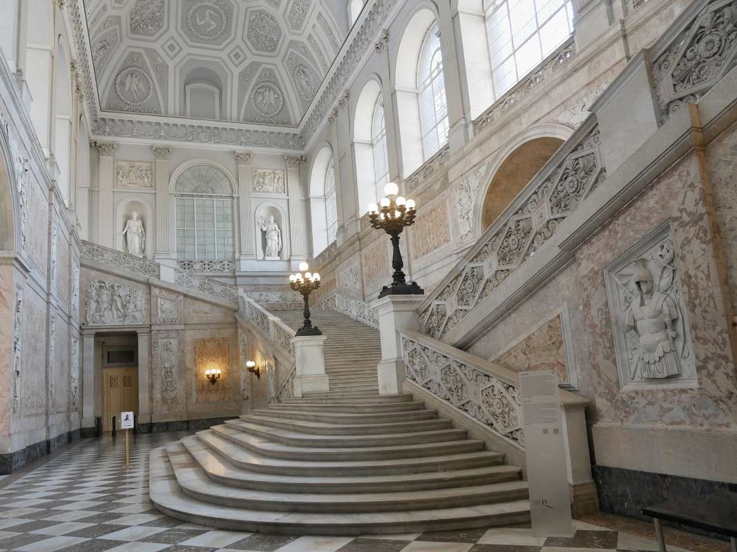 Kráľovský palác v Neapole - hlavné mramorové schodisko