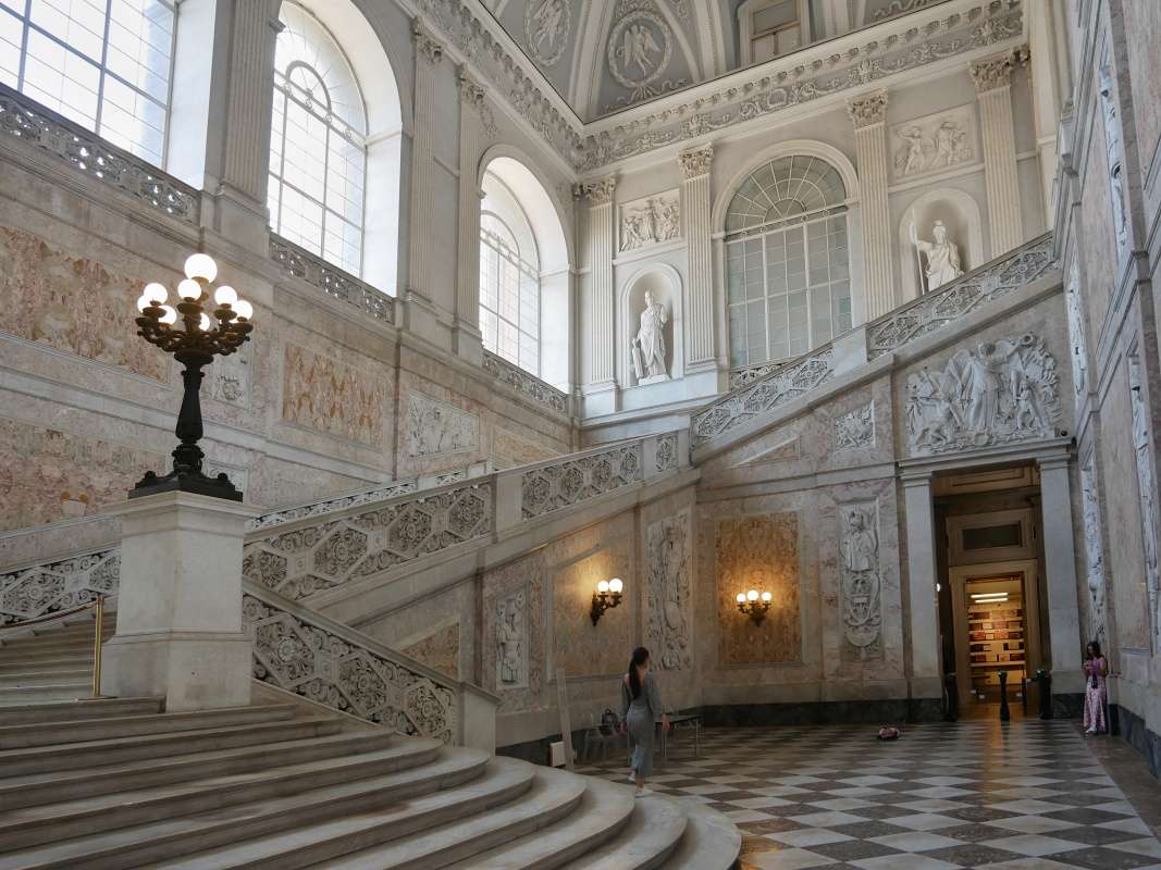 Kráľovský palác v Neapole - hlavné mramorové schodisko