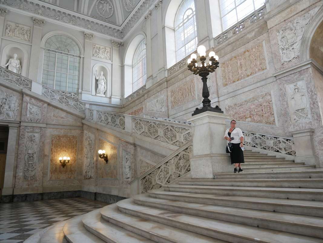 Kráľovský palác v Neapole - hlavné mramorové schodisko