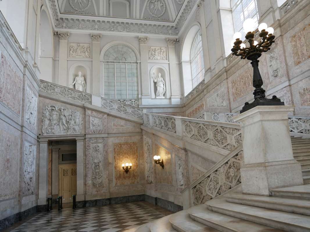 Kráľovský palác v Neapole - hlavné mramorové schodisko