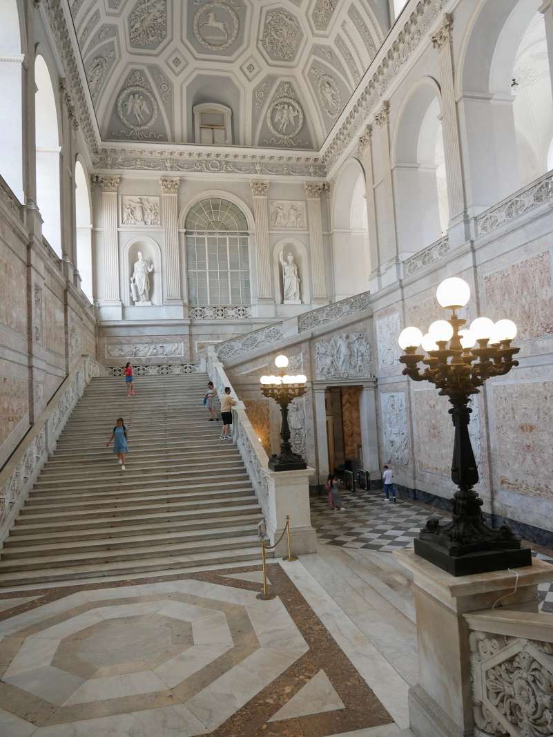 Kráľovský palác v Neapole - hlavné mramorové schodisko