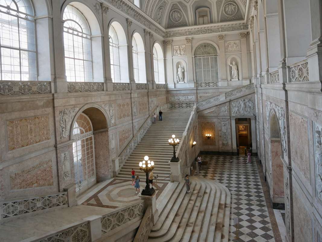 Kráľovský palác v Neapole - hlavné mramorové schodisko