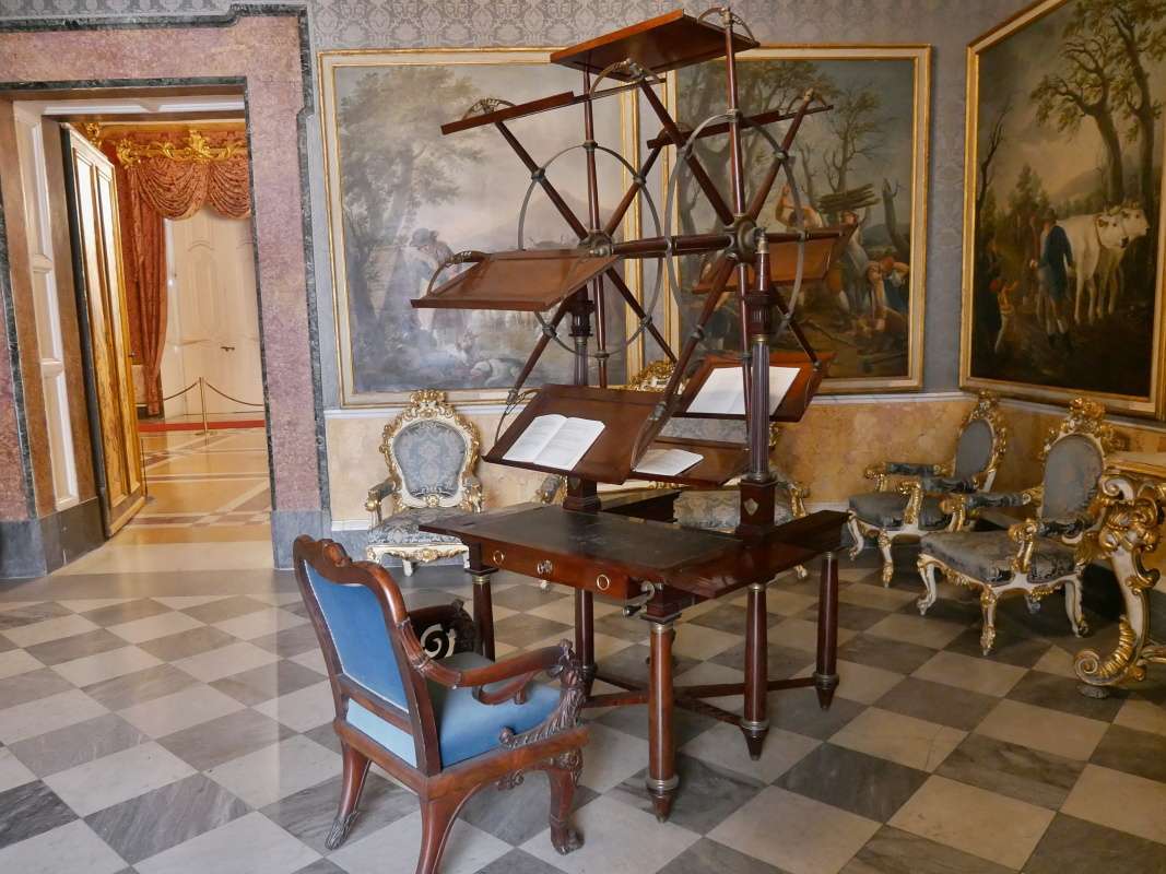 Zadná izba - otočný čítací stolík Márie Karolíny, r.1792