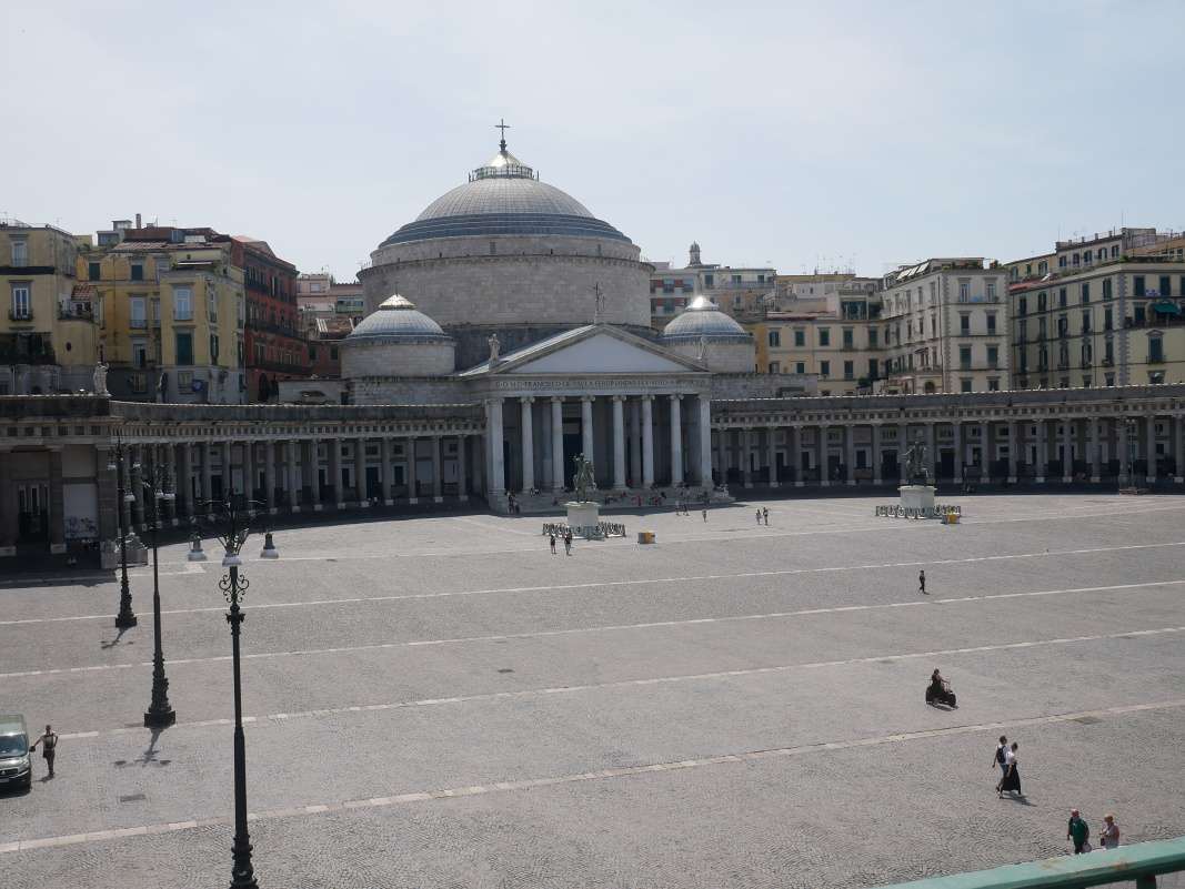 Terasové záhrady Kráľovského paláca - výhľad na Piazza del Plebiscito a Baziliku sv. Františka z Paoly