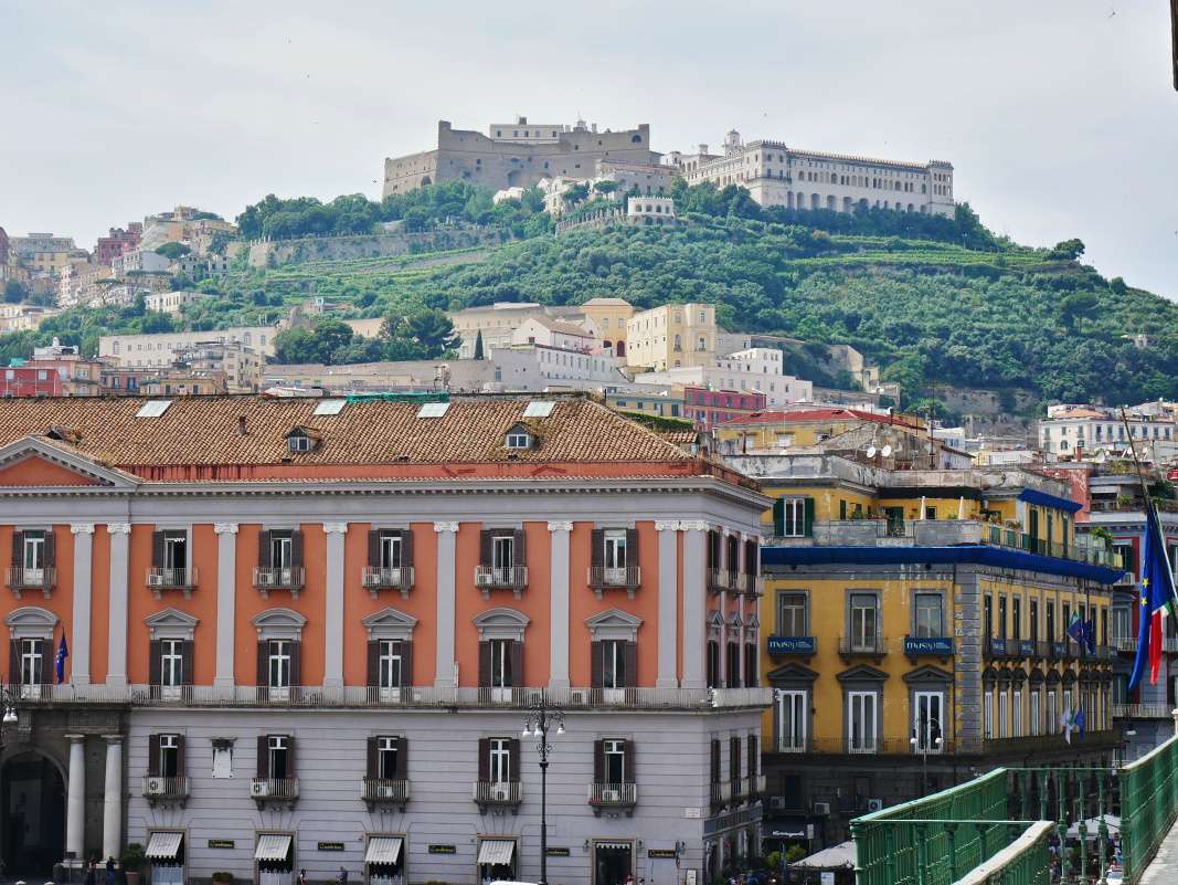Terasové záhrady Kráľovského paláca - výhľad na Hrad Sant'Elmo