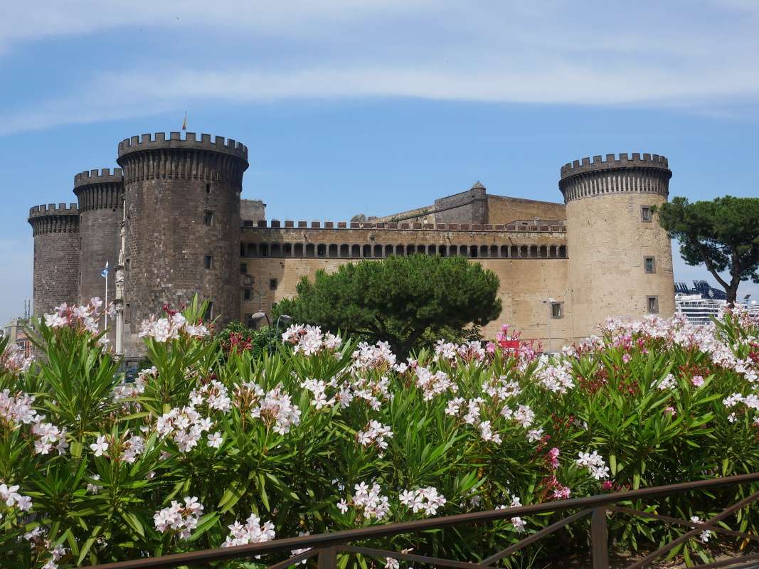 Výhľad na Castel Nuovo od Galérie času