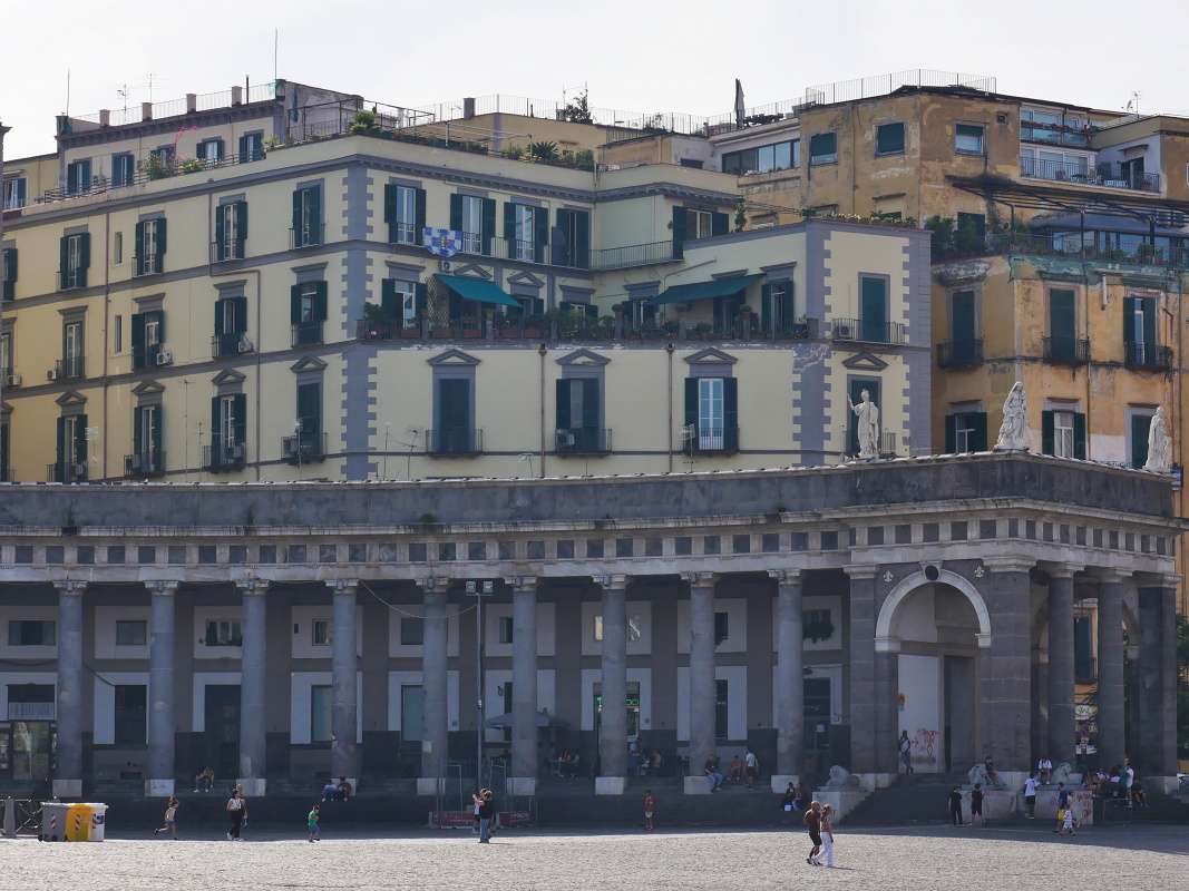 Piazza del Plebiscito - výhľad na neapolské strechy