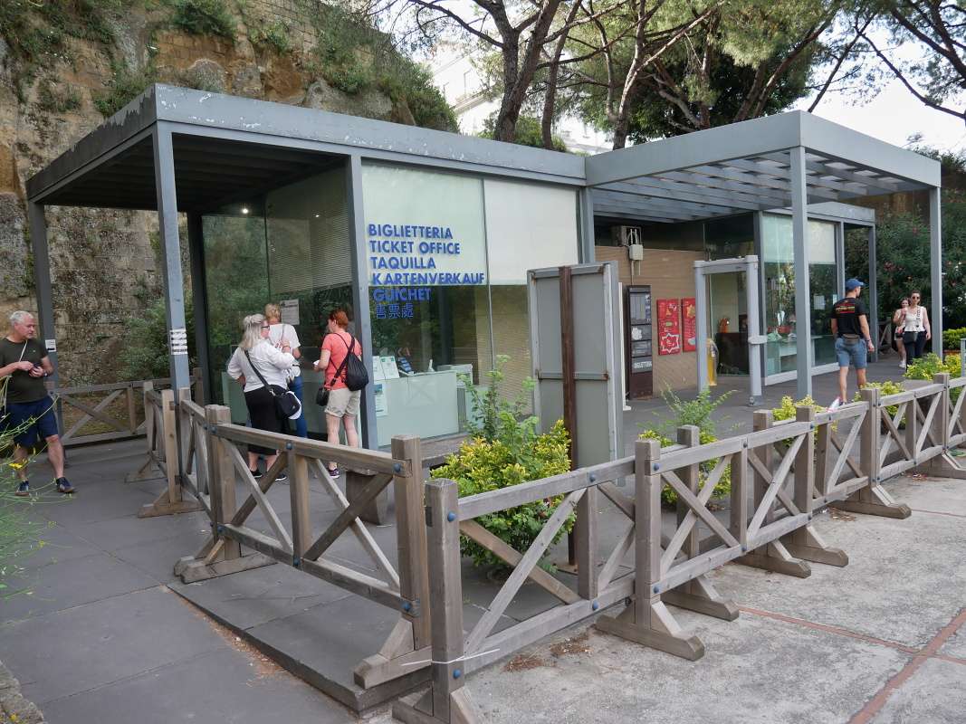 Na hrad sme došli ešte asi 10 min peši