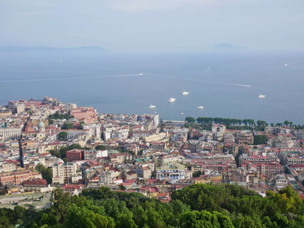 Hrad Sant'Elmo - výbežok so Sorentom a vpravo Capri