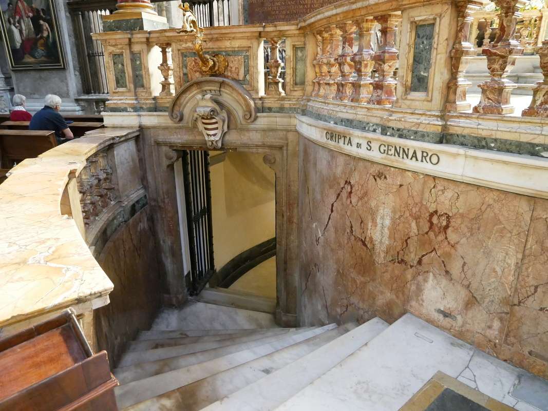 Neapolská katedrála - vstup do krypty san Gennara