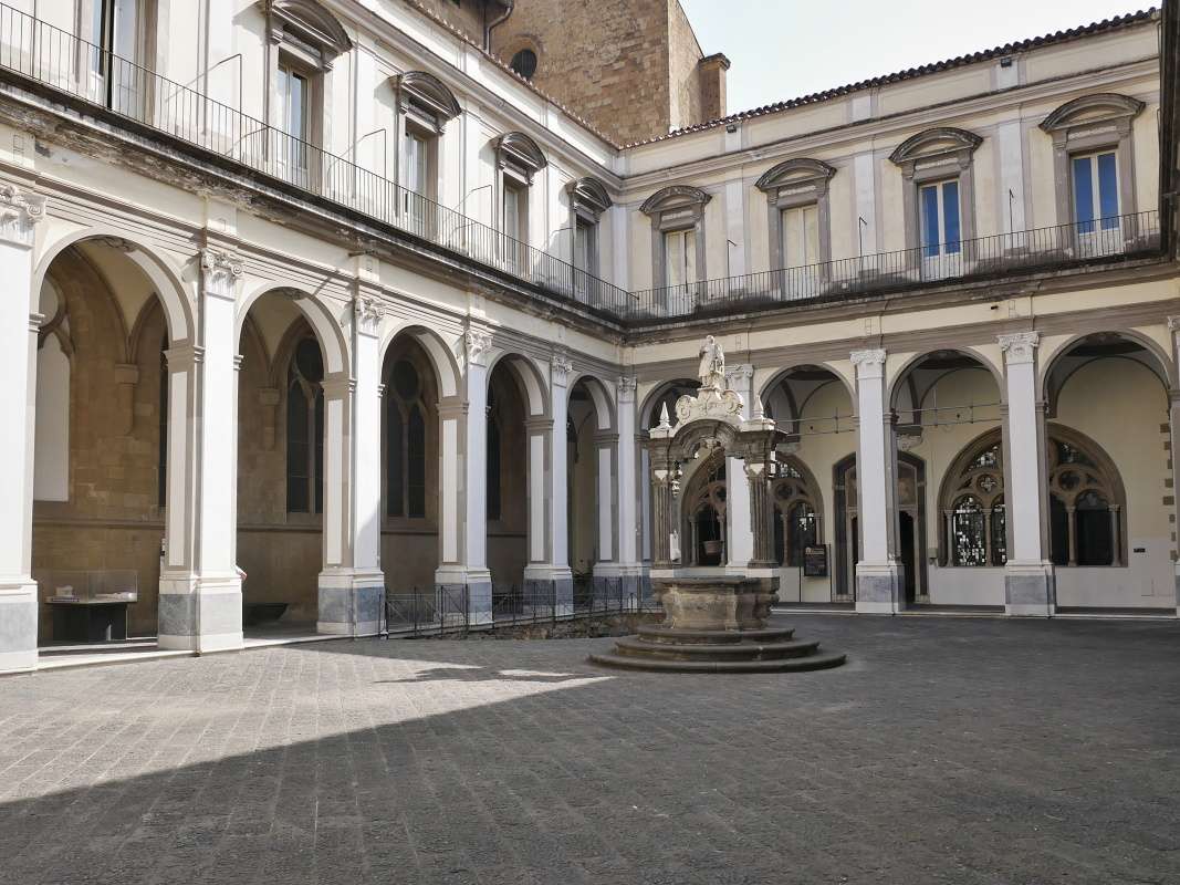 Komplex san Lorenzo Maggiore - nádvorie kláštora