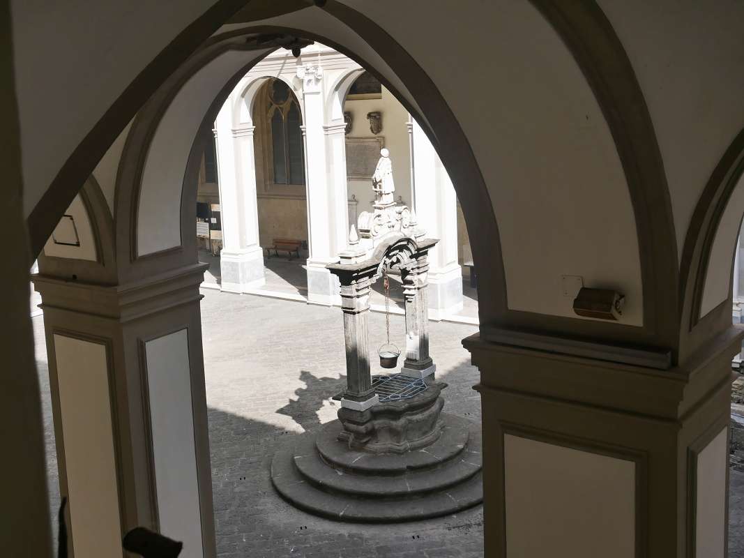 Komplex san Lorenzo Maggiore - stúpame na pschodie