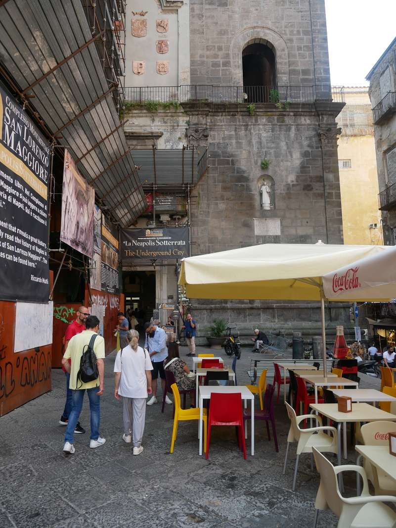 Komplex san Lorenzo Maggiore - vyšla som z kláštora a vchádzam do kostola
