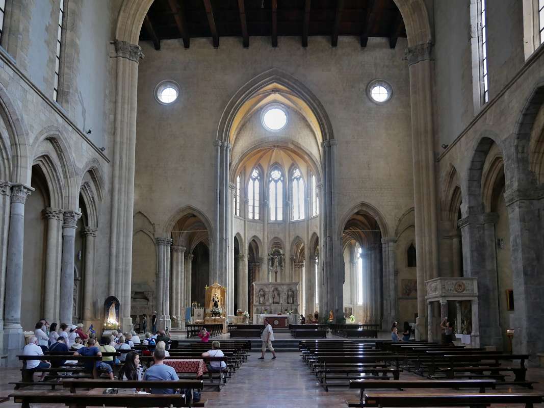 Kostol san Lorenzo Maggiore - hlavná loď