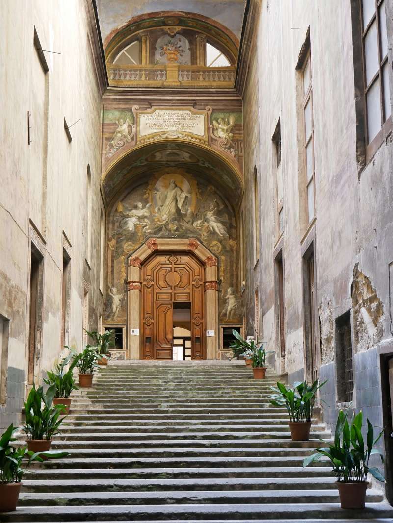 Kláštor San Gregorio Armeno - veľkolepý vstup