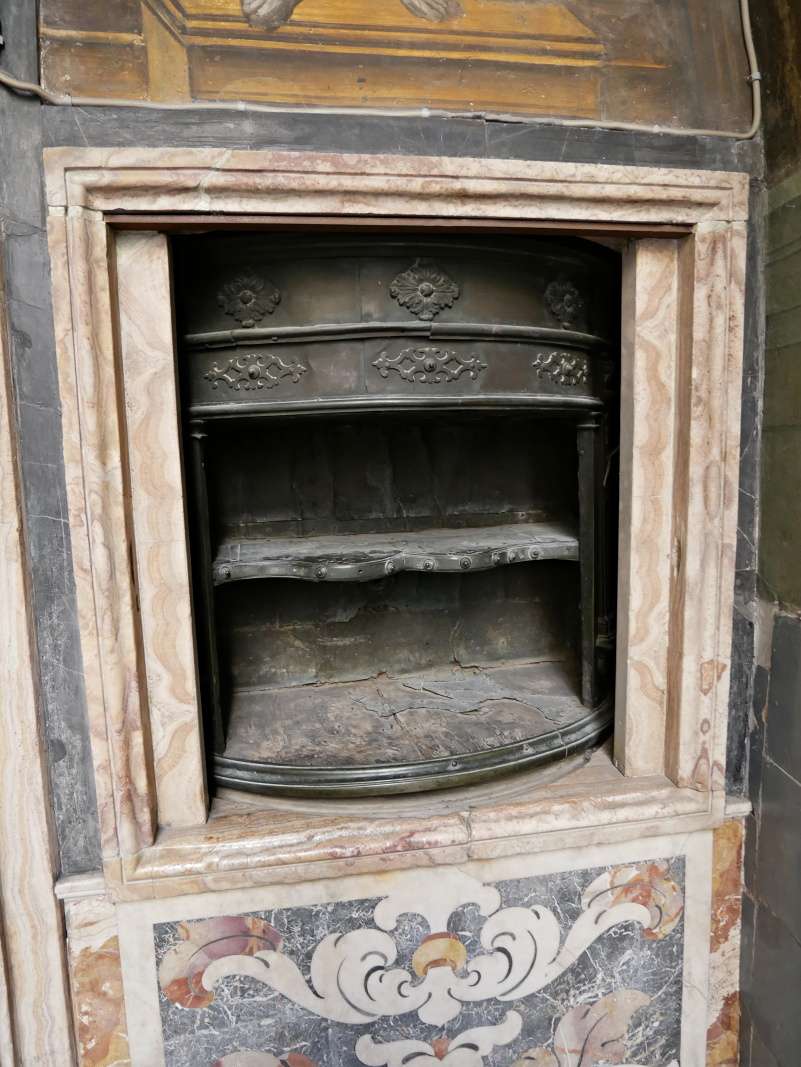 Kláštor San Gregorio Armeno - otočné police pri vstupe - na doručenie šatstva a jedla do kláštora