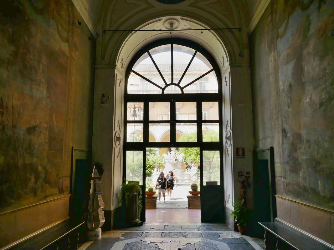 Kláštor San Gregorio Armeno - vrátnica - maľby Paola De Matteis