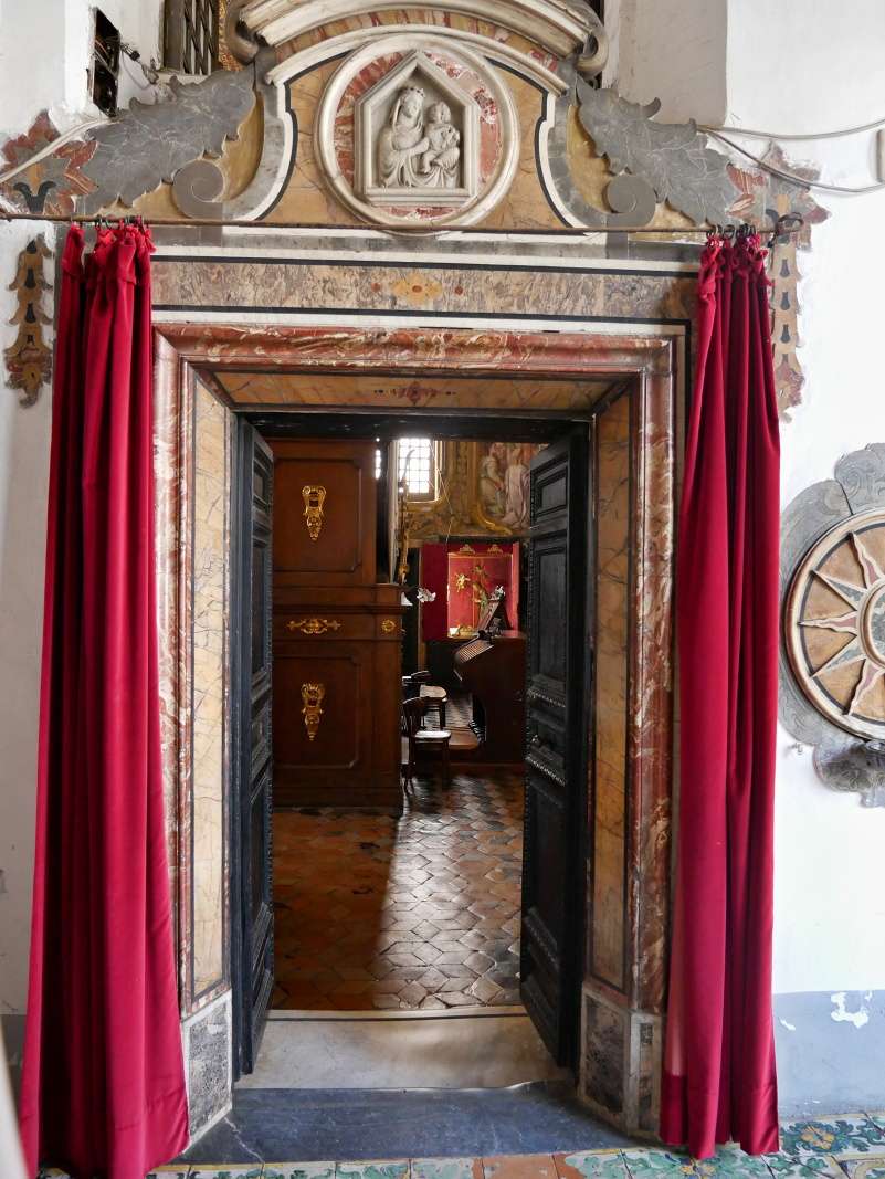Kláštor San Gregorio Armeno - vstup na chór kostola