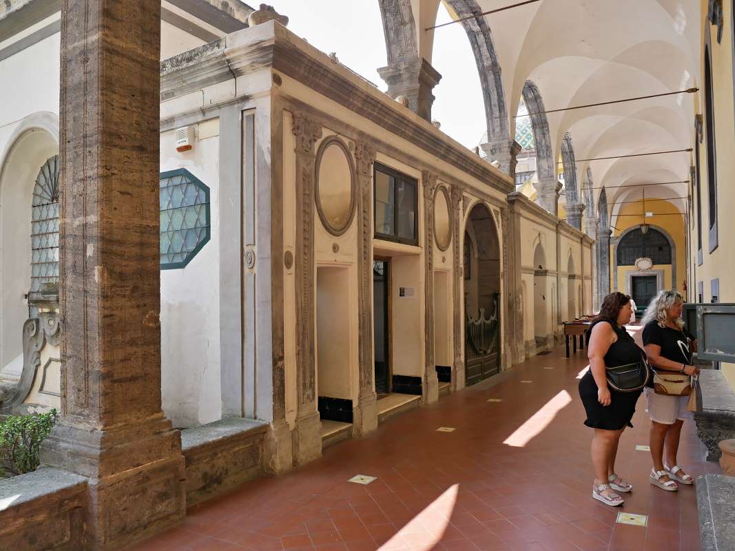 Kláštor San Gregorio Armeno - budovy kaplniek a nádrže na vodu na nádvorí