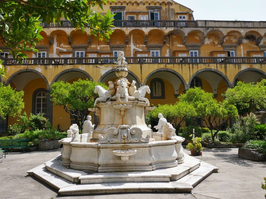Kláštor San Gregorio Armeno - fontána od zadu
